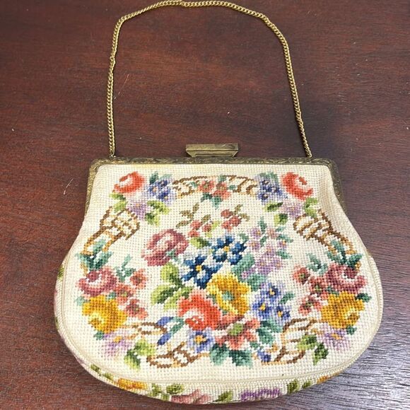 Vintage cross stitch floral pattern‎ purse on beige background - Picture 1 of 4